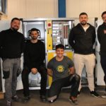 Équipe MCR de Depair SA posant devant un monobloc de ventilation