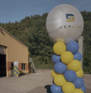 Ballons aux couleurs de DEPAIR devant le bâtiment de Sierre lors des 15'000 jours d'innovation
