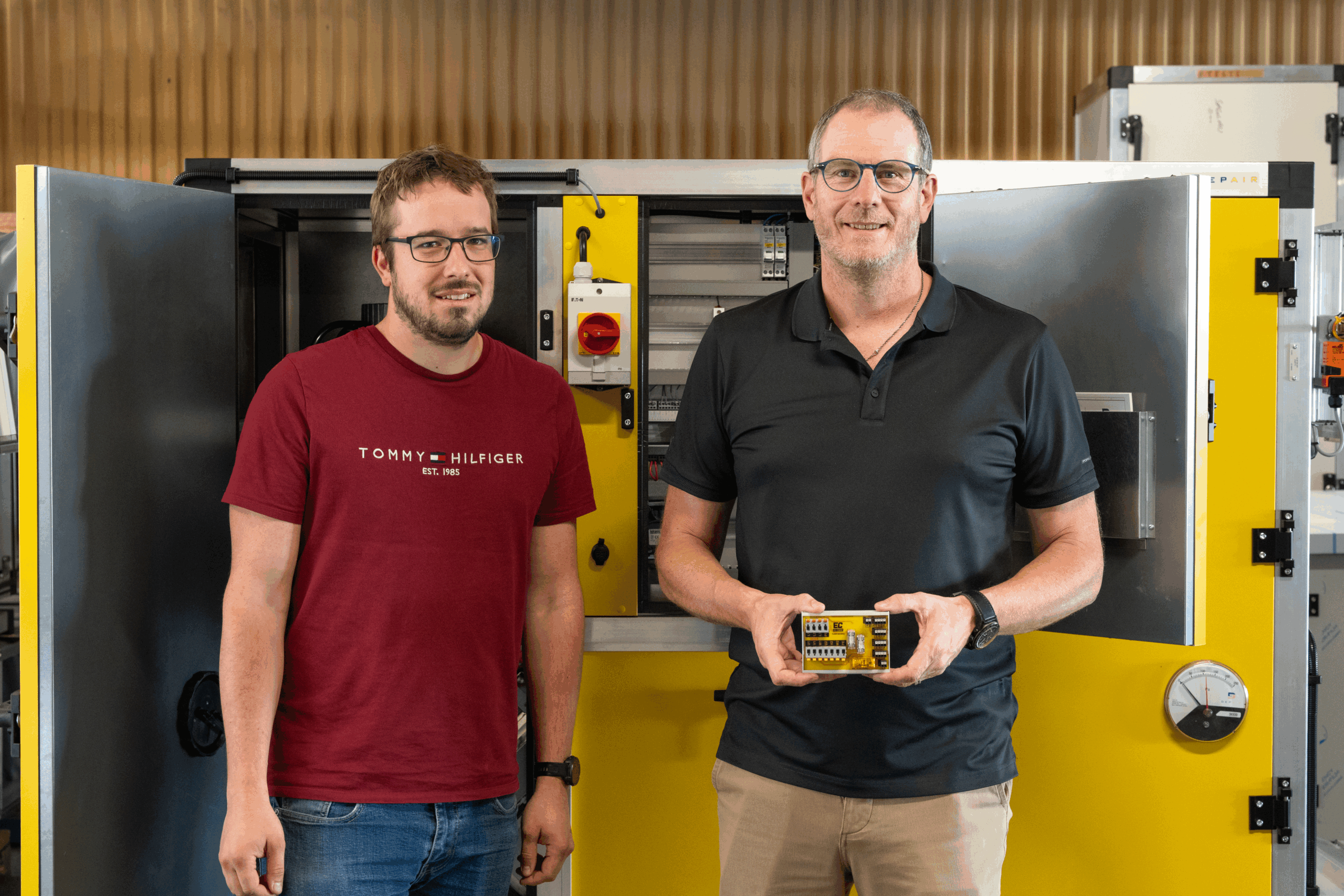 Patrick Savioz et Dan Chaumont présentant le patented electronic unit DEPAIR SA team