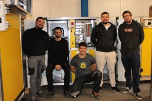 Équipe MCR de Depair SA posant devant un monobloc de ventilation